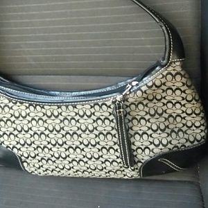 A coach purse med size in good condition